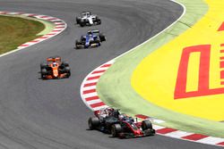 Romain Grosjean, Haas F1 Team VF-17, Fernando Alonso, McLaren MCL32, Pascal Wehrlein, Sauber C36, La