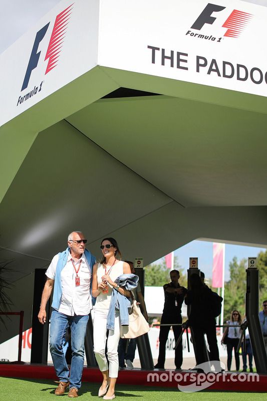 Dietrich Mateschitz, CEO y fundador de Red Bull en las puertas del Paddock