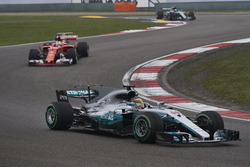 Lewis Hamilton, Mercedes AMG F1 W08, Sebastian Vettel, Ferrari SF70H y Valtteri Bottas, Mercedes AMG