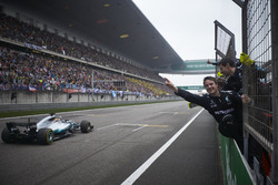 Lewis Hamilton, Mercedes AMG F1 W08, passe sous le drapeau à damier