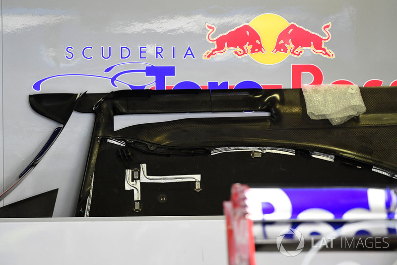 Scuderia Toro Rosso STR12 detalle de piso