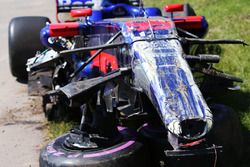 Coche dañado de Carlos Sainz Jr., Scuderia Toro Rosso STR12, después del choque con, Felipe Massa, W