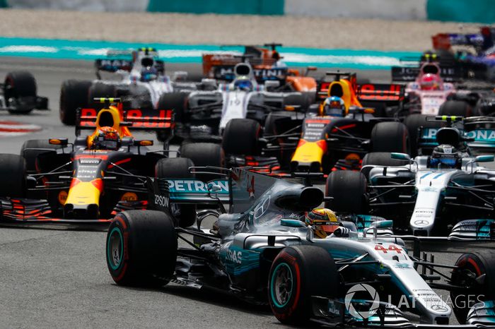 Lewis Hamilton, Mercedes AMG F1 W08, Max Verstappen, Red Bull Racing RB13, Valtteri Bottas, Mercedes AMG F1 W08, Daniel Ricciardo, Red Bull Racing RB13, y el resto del pelotón en la salida.
