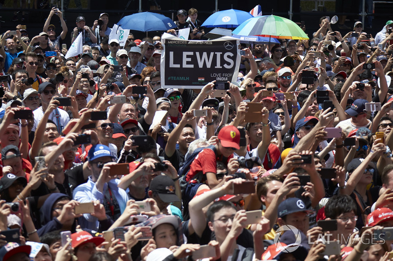 Com os carros na pista, os torcedores tentavam registrar os momentos finais da F1 no país.