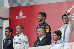 Pierre Wache, Red Bull Racing Chief Engineer Performance Engineering, Race winner Valtteri Bottas, Mercedes AMG F1 Daniel Ricciardo, Red Bull Racing and Lance Stroll, Williams