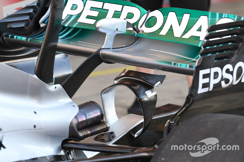 Mercedes-Benz F1 W08, ala posteriore e monkey seat