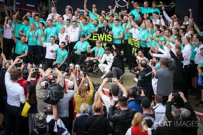 El ganador Lewis Hamilton, Mercedes AMG F1, Valtteri Bottas, Mercedes AMG F1, y Billy Monger