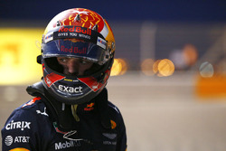 Гонщик Red Bull Racing Макс Ферстаппен выбирается из разбитой RB13 после схода