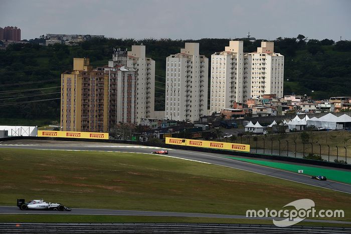 Também é a segunda pista situada em maior altitude – perde apenas para a sede do GP do México. Isso provoca uma exigência ainda maior nos motores. 