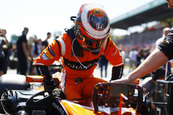 Stoffel Vandoorne, McLaren MCL32, gets in his car
