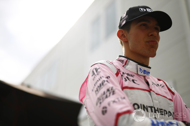 Ocon expressou sua insatisfação com Pérez pelo rádio: “O que é isso? Ele não pode fazer isso. Isso não é uma forma justa de se competir, de forma alguma.”
