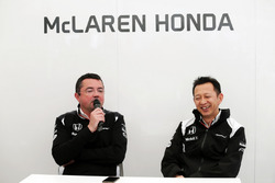 (L to R): Eric Boullier, McLaren Renndirektor mit Yusuke Hasegawa, Chef Honda F1 Programm