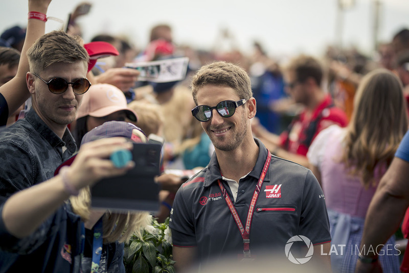 Romain Grosjean, Haas F1 fans selfie