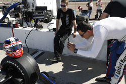 Graham Rahal, Rahal Letterman Lanigan Racing Honda, toma foto de su casco
