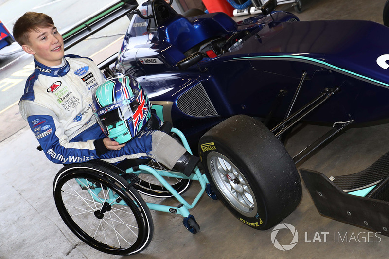 Billy Monger en el coche de carreras, regreso a probar el Carlin MSV Fórmula 3