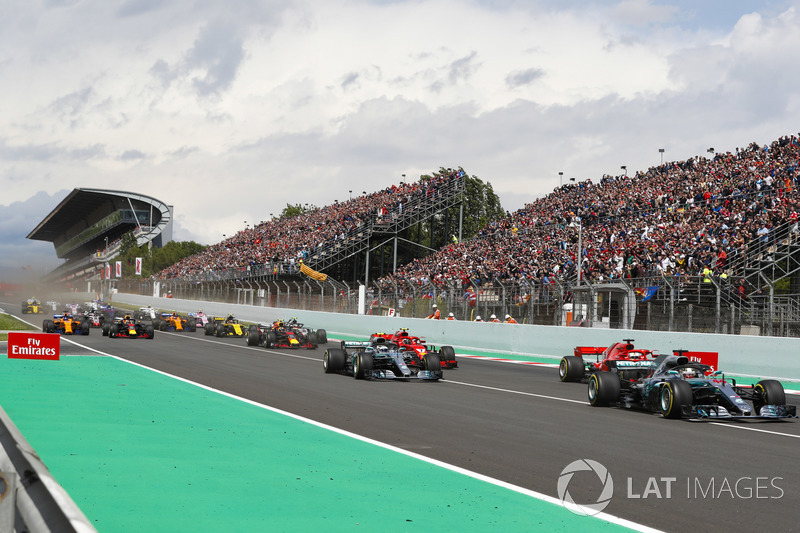 Lewis Hamilton, Mercedes AMG F1 W09, Valtteri Bottas, Mercedes AMG F1 W09, Sebastian Vettel, Ferrari SF71H, Kimi Raikkonen, Ferrari SF71H, Max Verstappen, Red Bull Racing RB14, Daniel Ricciardo, Red Bull Racing RB14, the rest of the field at the start