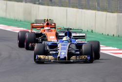 Marcus Ericsson, Sauber C36, Stoffel Vandoorne, McLaren MCL32