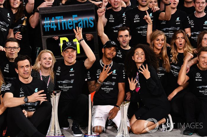 Toto Wolff, Mercedes AMG F1 Director of Motorsport, Valtteri Bottas, Mercedes AMG F1 y su esposa, Emilia Pikkarainen, Lewis Hamilton, Mercedes AMG F1