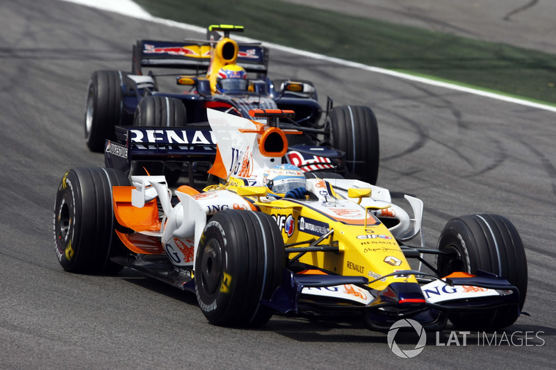 Fernando Alonso, Renault F1 Team R28, precede David Coulthard, Red Bull Racing RB4