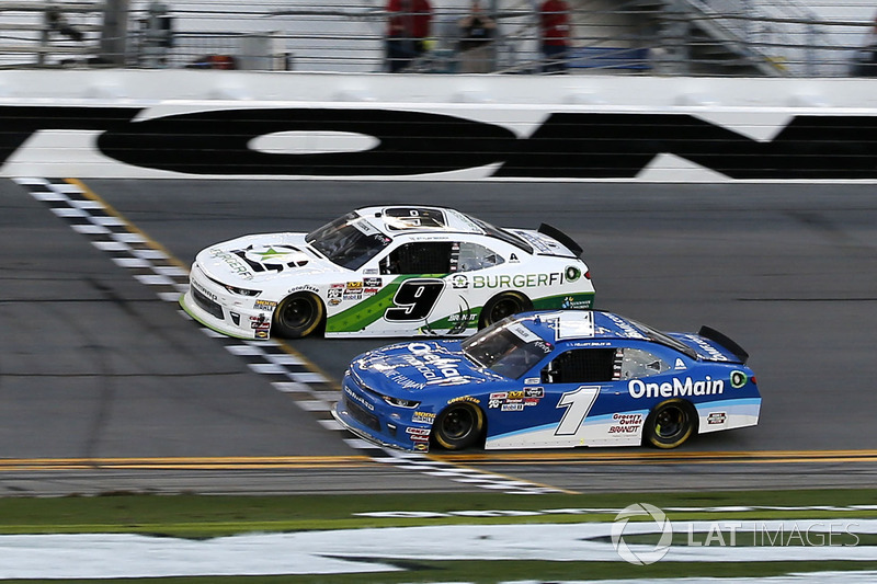 Fotofinish: 1. Tyler Reddick, JR Motorsports, Chevrolet Camaro; 2. Elliott Sadler, JR Motorsports, Chevrolet Camaro