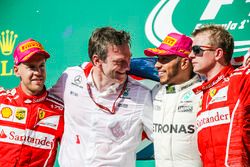 Le vainqueur Lewis Hamilton, Mercedes AMG F1 fête sa victoire sur le podium avec James Allison, directeur technique Mercedes, le deuxième, Sebastian Vettel, Ferrari et le troisième, Kimi Raikkonen, Ferrari