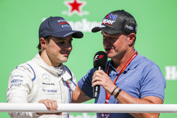 Rubens Barrichello interviewt Felipe Massa, Williams, op het podium