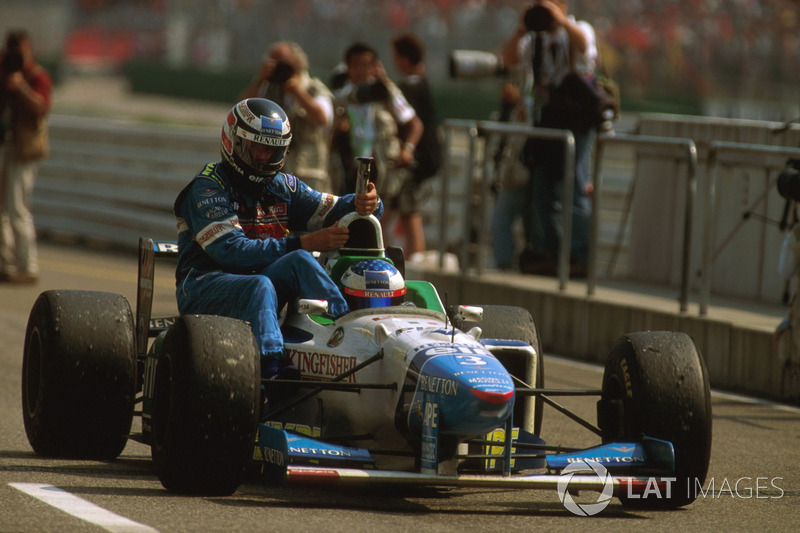 Jean Alesi, Benetton B196 gives Gerhard Berger, Benetton a lift back