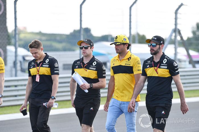 Carlos Sainz Jr., Renault Sport F1 Team, recorre la pista con el equipo