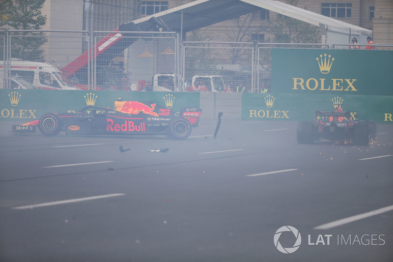 Insiden kecelakaan Max Verstappen, Red Bull Racing RB14, dan Daniel Ricciardo, Red Bull Racing RB14