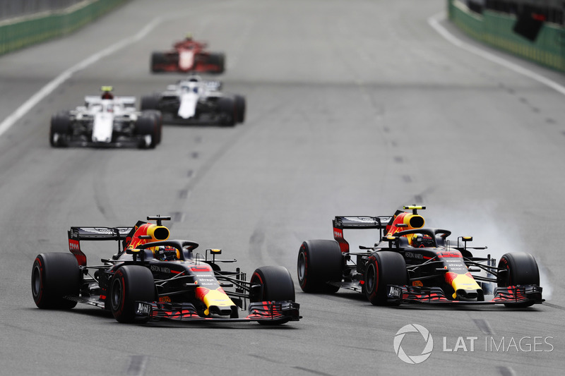 Daniel Ricciardo, Red Bull Racing RB14 ve Max Verstappen, Red Bull Racing RB14 pozisyon mücadelesi