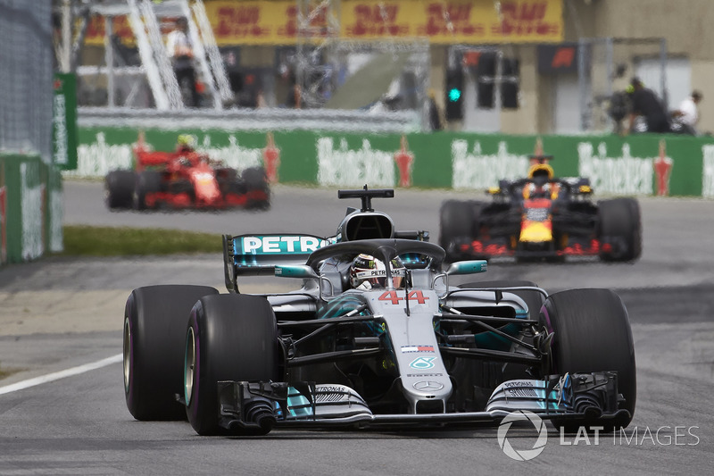 Lewis Hamilton, Mercedes AMG F1 W09, devant Daniel Ricciardo, Red Bull Racing RB14