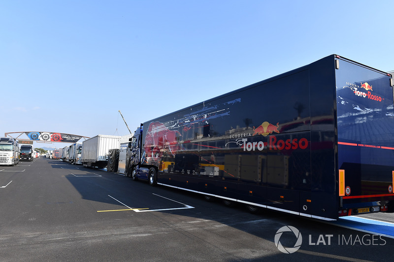 Camion della Scuderia Toro Rosso