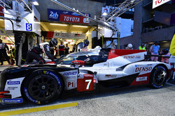 #7 Toyota Gazoo Racing Toyota TS050: Mike Conway, Kamui Kobayashi, Jose Maria Lopez, pitstop