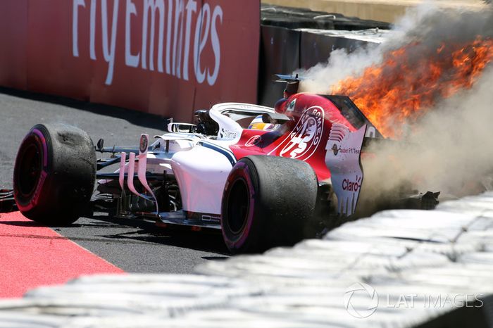 Marcus Ericsson, Sauber C37 choca en la PL1 y se incendia