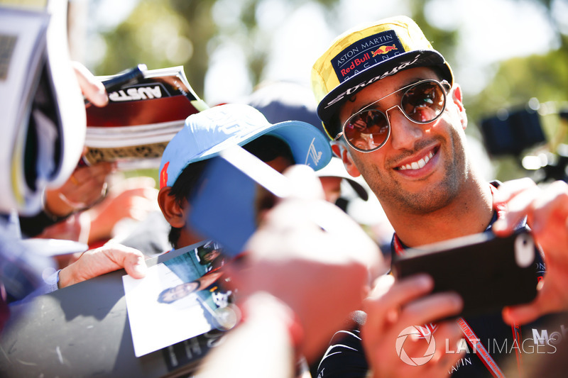 Daniel Ricciardo, Red Bull Racing, fa un selfie con un fan