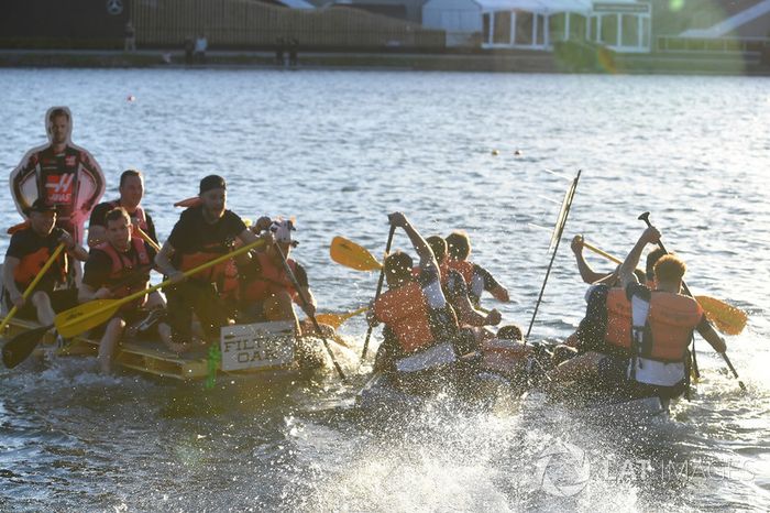 Haas F1 en la carrera de balsas