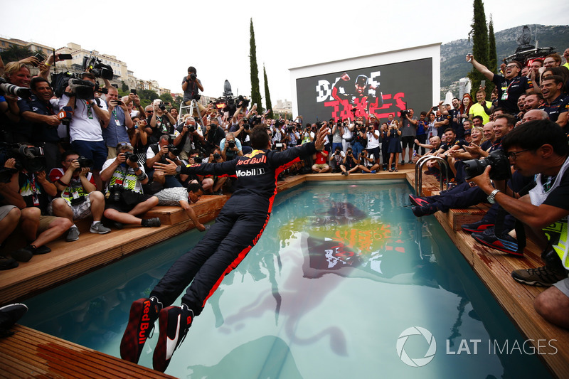 Daniel Ricciardo, Red Bull Racing, si tuffa nella piscina della Red Bull Energy Station