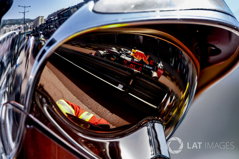 Un reflejo de Daniel Ricciardo Red Bull Racing RB14 en la visera de un jefe de bomberos