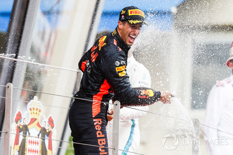 Il vincitore della gara Daniel Ricciardo, Red Bull Racing, spruzza lo Champagne sul podio