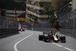 Daniel Ricciardo, Red Bull Racing RB14 devant Sebastian Vettel, Ferrari SF71H