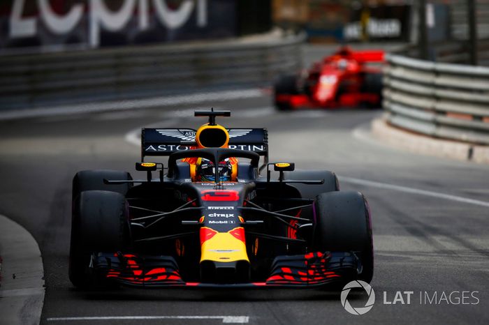 Daniel Ricciardo, Red Bull Racing RB14, leads Sebastian Vettel, Ferrari SF71H