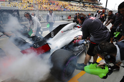 Romain Grosjean, Haas F1 Team, s'arrête avec une voiture fumante dans la voie des stands