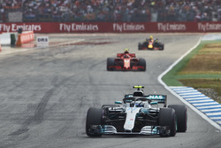 Valtteri Bottas, Mercedes AMG F1 W09, leads Kimi Raikkonen, Ferrari SF71H