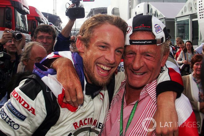 El ganador: Jenson Button, Honda y su padre, John Button