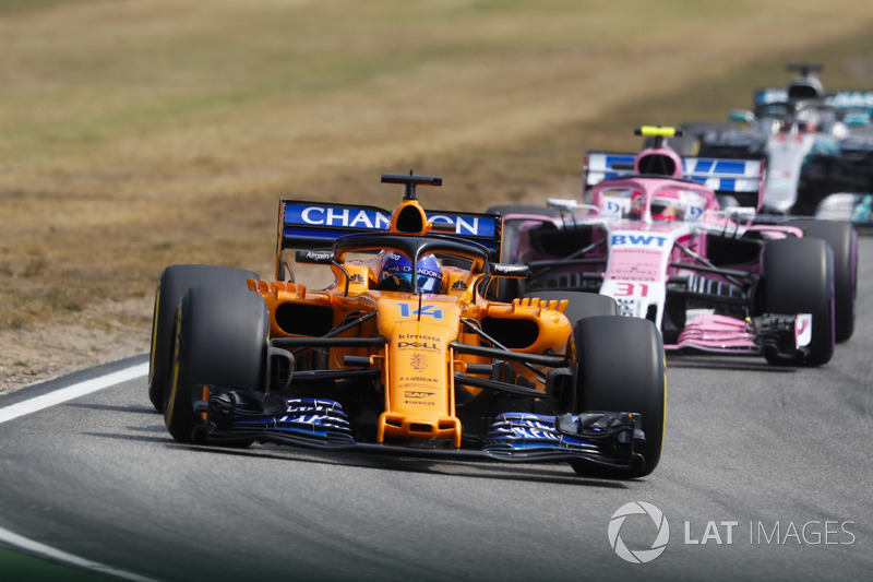 Fernando Alonso, McLaren MCL33, leads Esteban Ocon, Force India VJM11, and Lewis Hamilton, Mercedes AMG F1 W09