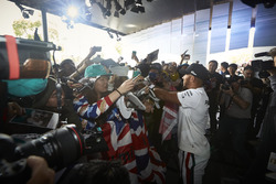 Lewis Hamilton, Mercedes AMG F1, firma autografi ai tifosi