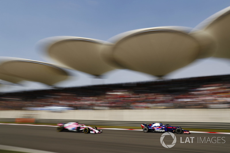 Pierre Gasly, Toro Rosso STR13 Honda, precede Sergio Perez, Force India VJM11 Mercedes
