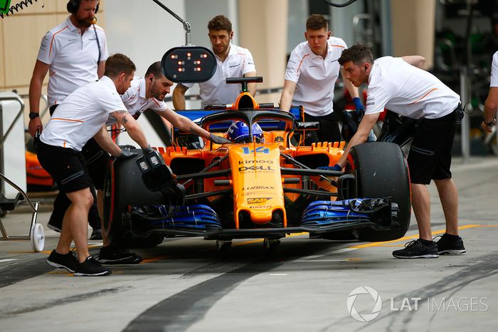 Los ingenieros de McLaren trasladan a Fernando Alonso, McLaren MCL33 Renault, al garaje