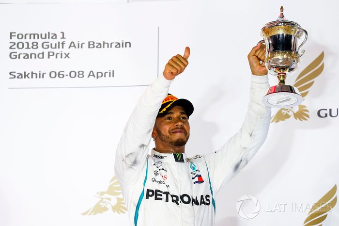 Lewis Hamilton, Mercedes AMG F1, 3 ° puesto, con su trofeo en el podio