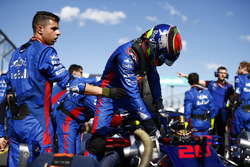 Les mécaniciens Toro Rosso travaillent sur la voiture de Brendon Hartley, Toro Rosso STR13 Honda, sur la grille pendant qu'il en sort